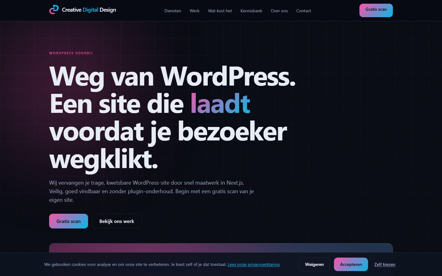 De homepage van creative-digital.design op een breed scherm: een donkere pagina met de kop Weg van WordPress in wit met roze accent, daaronder de belofte over laadtijd en drie knoppen naar de scan, de diensten en het contactformulier.